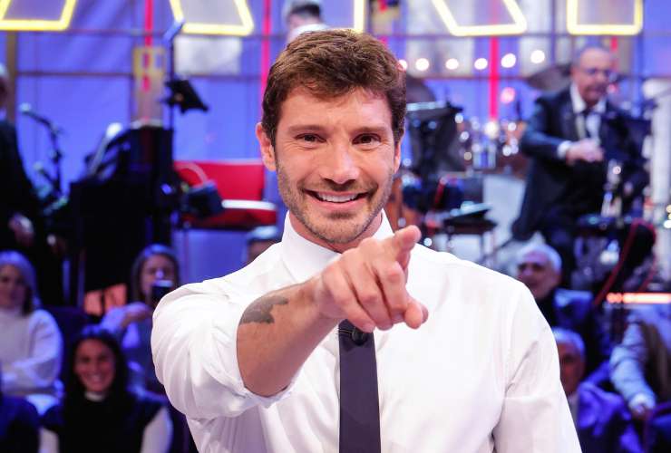 stefano de martino mentre indica