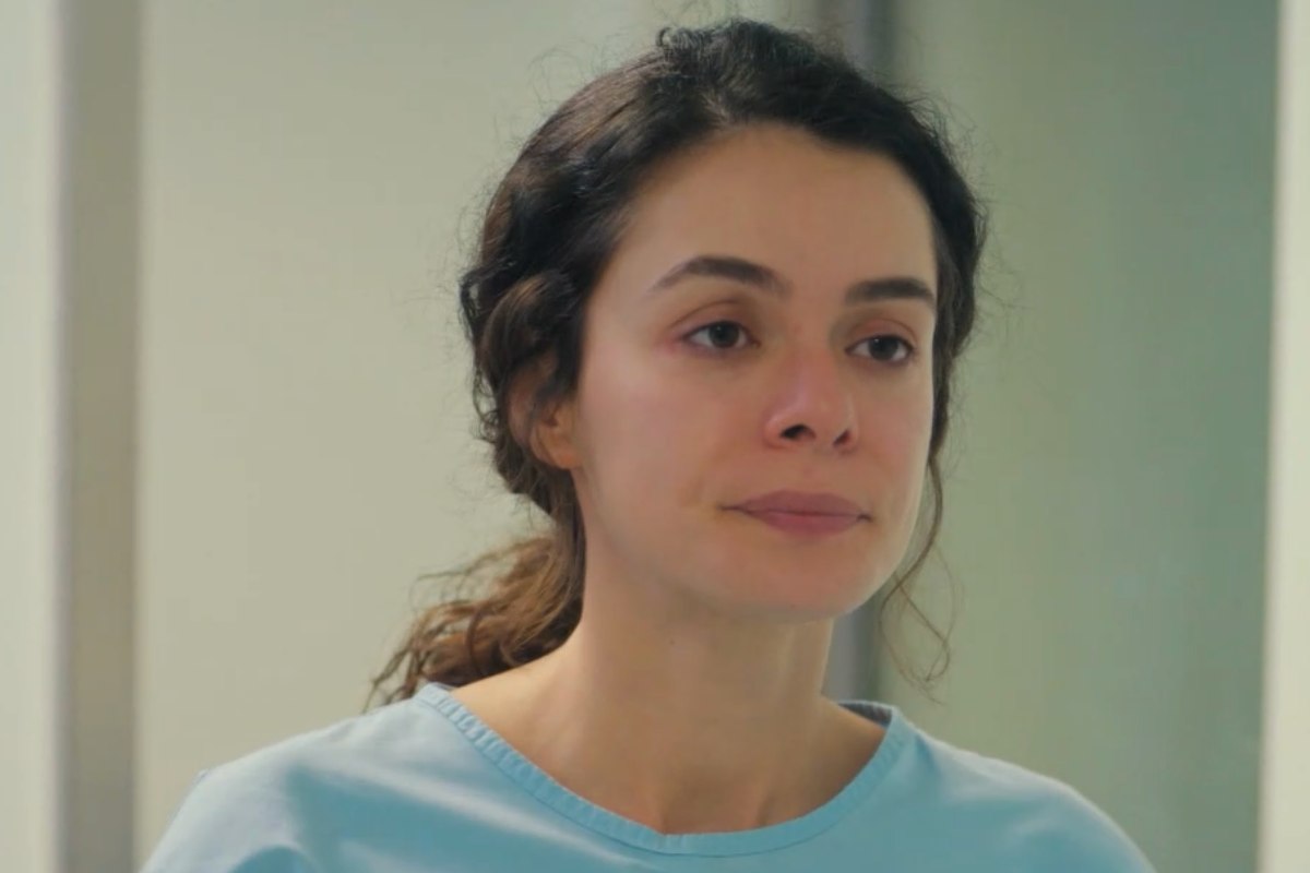 Bahar de la forza di una donna con gli occhi gonfi di pianto