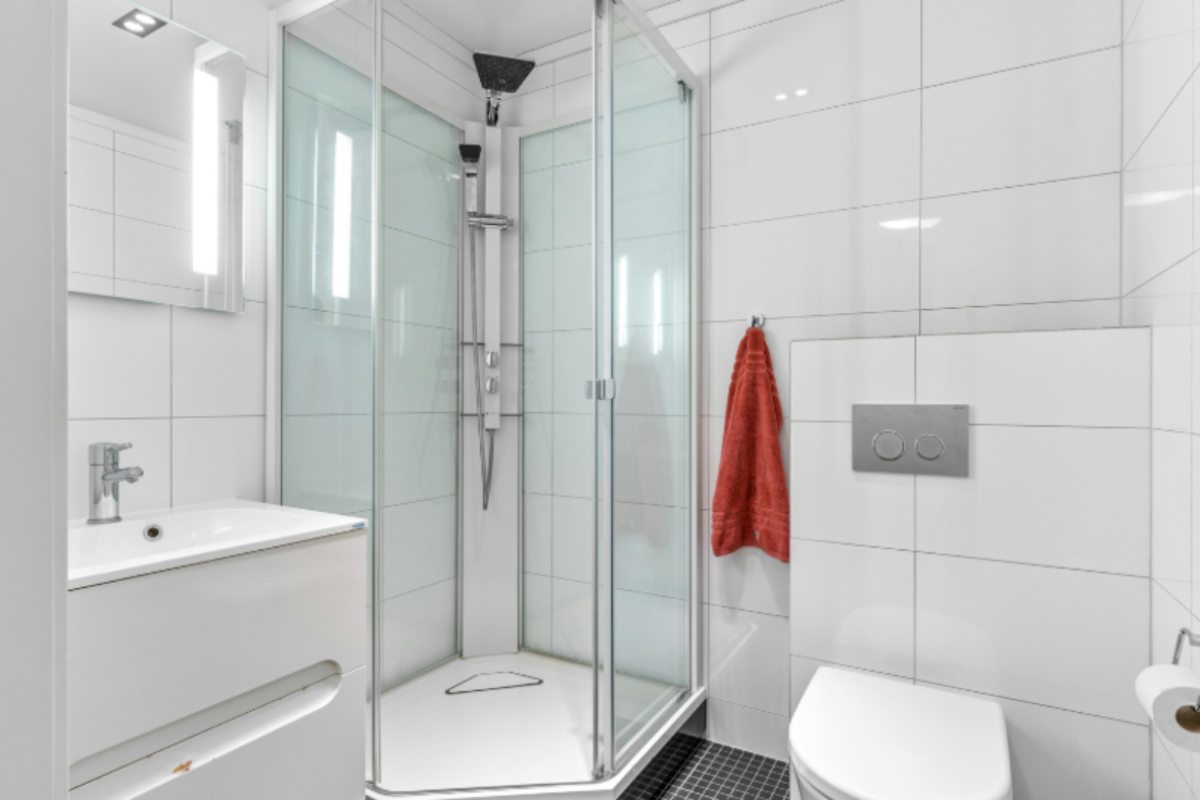 doccia e sanitari del bagno puliti