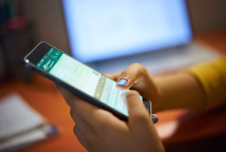 persona con smartphone in mano