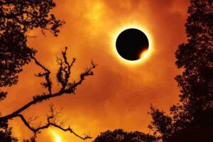 panorama con eclissi di sole