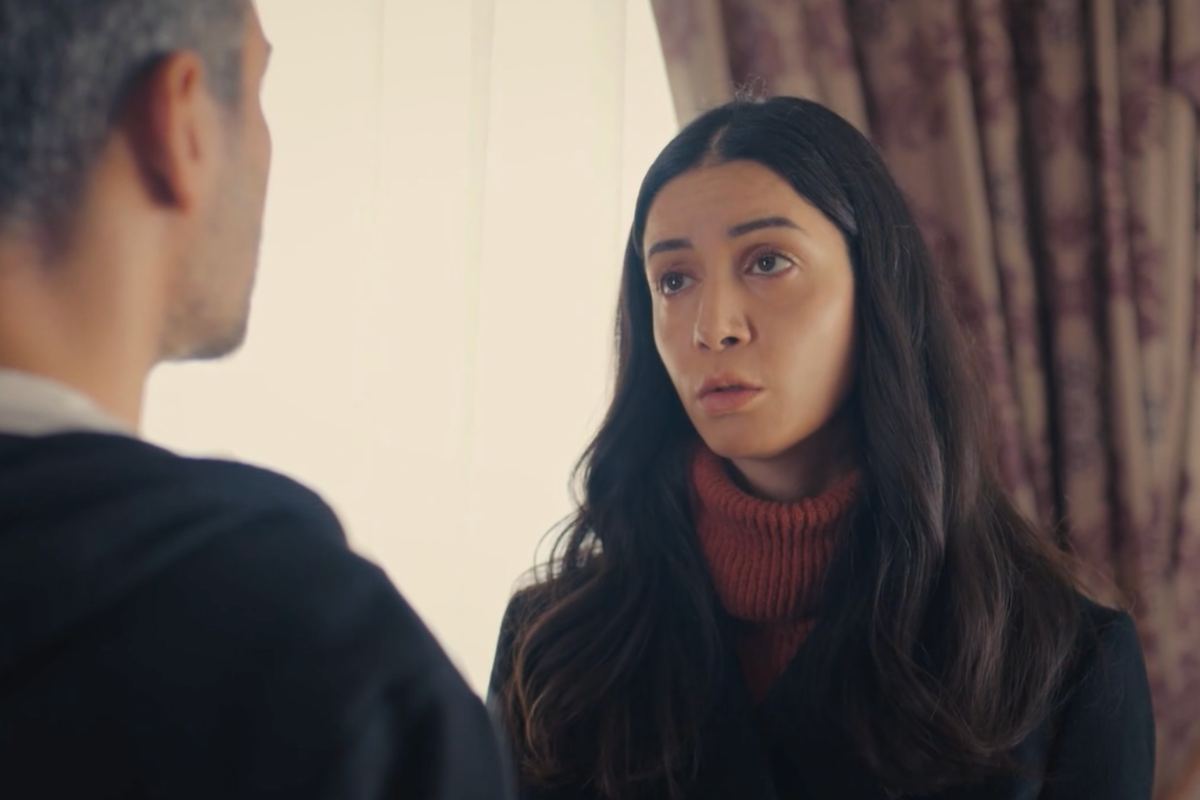 Piril de la forza di una donna che parla con Sarp