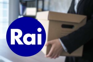 persona con scatolone in mano e logo rai