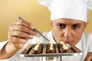 pasticcere che crea dei cioccolatini