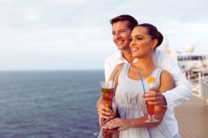 coppia beve cocktail